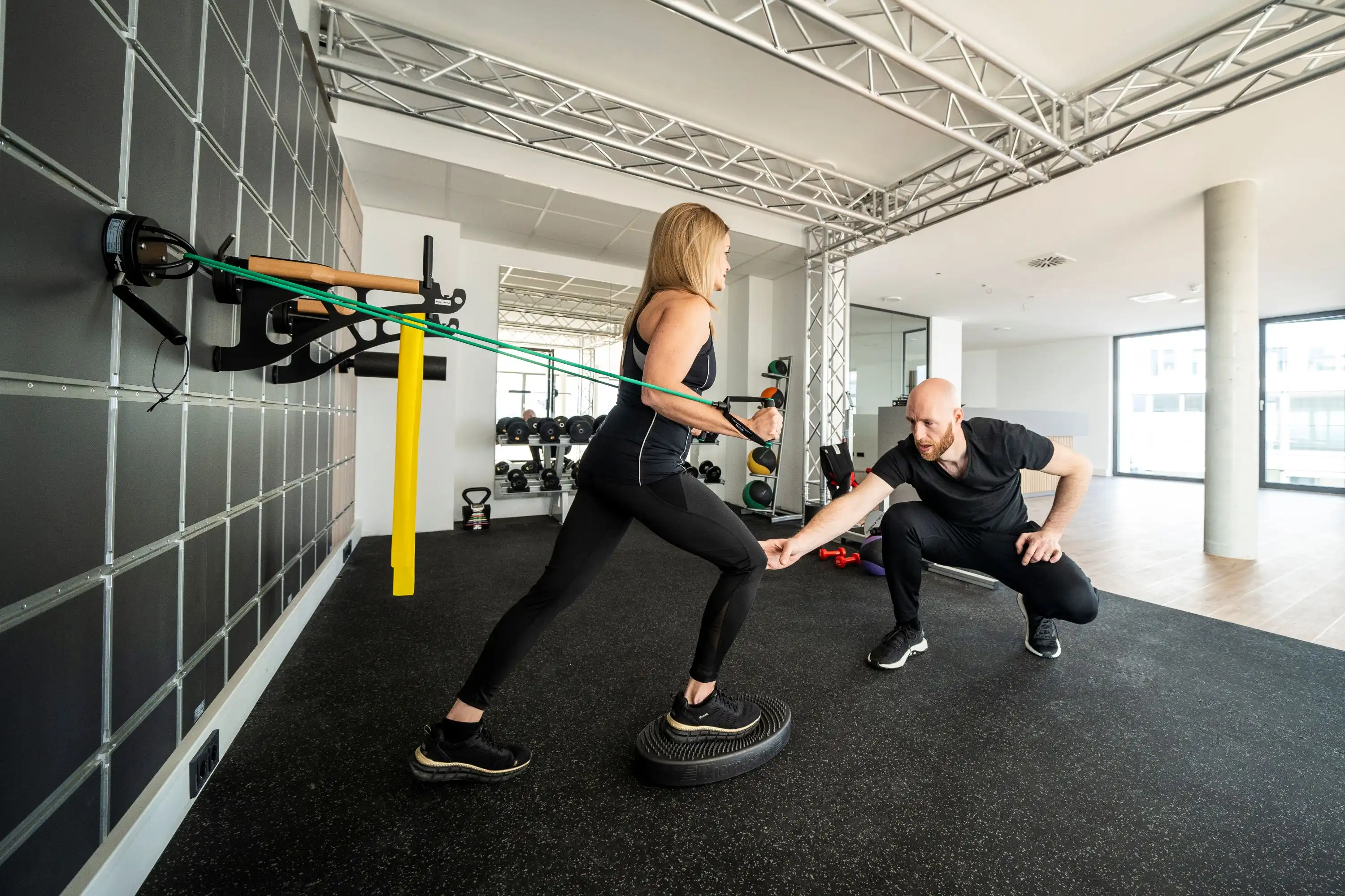 Moderne Praxis für Physiotherapie in Waiblingen Physiotherapie mit Bändern und Seilen